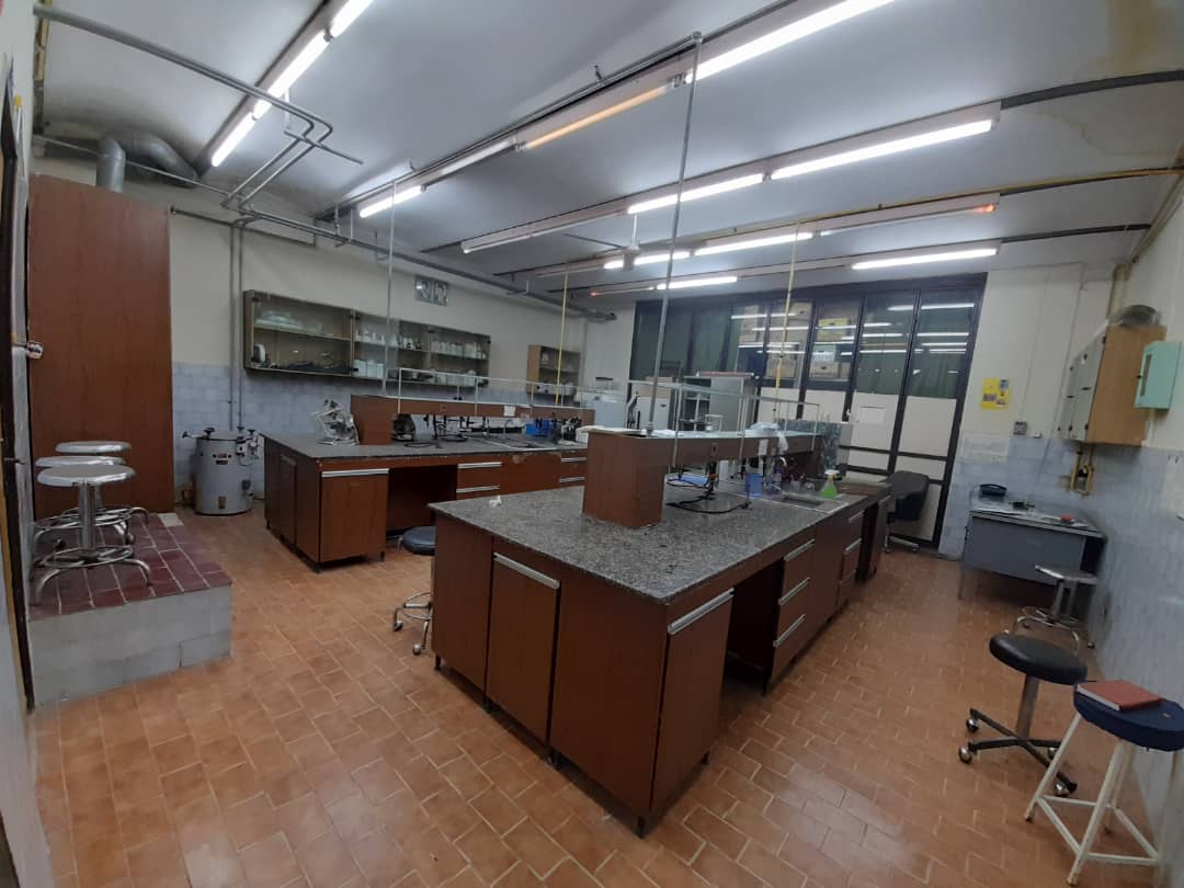 آزمایشگاه بیوشیمی و میکروب شناسی